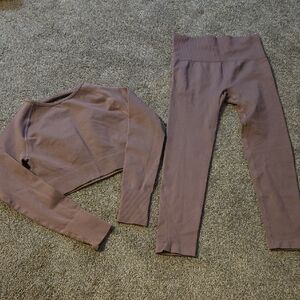 Work Out Leggings & Crop Long Sleeve Set Size Medium